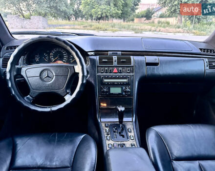 Синий Мерседес Е-Класс, объемом двигателя 3.2 л и пробегом 350 тыс. км за 3350 $, фото 4 на Automoto.ua