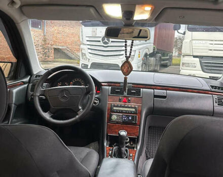 Синий Мерседес Е-Класс, объемом двигателя 2.2 л и пробегом 388 тыс. км за 4950 $, фото 20 на Automoto.ua