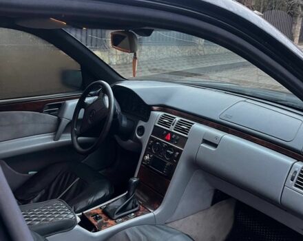 Синій Мерседес Е-Клас, об'ємом двигуна 2.2 л та пробігом 374 тис. км за 3250 $, фото 4 на Automoto.ua