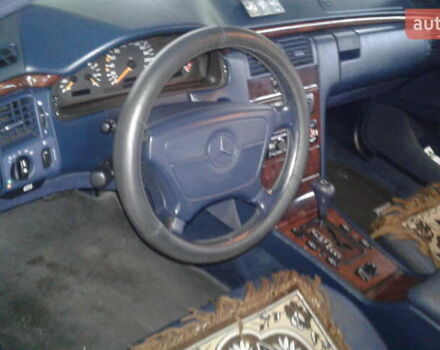 Синий Мерседес Е-Класс, объемом двигателя 2 л и пробегом 321 тыс. км за 4250 $, фото 3 на Automoto.ua