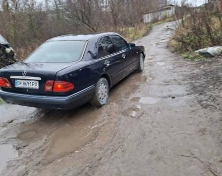 Синий Мерседес Е-Класс, объемом двигателя 2.4 л и пробегом 440 тыс. км за 3500 $, фото 2 на Automoto.ua