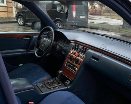 Синий Мерседес Е-Класс, объемом двигателя 2 л и пробегом 472 тыс. км за 2850 $, фото 4 на Automoto.ua