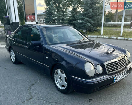 Синий Мерседес Е-Класс, объемом двигателя 3.2 л и пробегом 350 тыс. км за 3350 $, фото 2 на Automoto.ua