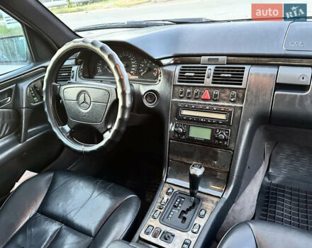 Синий Мерседес Е-Класс, объемом двигателя 3.2 л и пробегом 350 тыс. км за 3350 $, фото 5 на Automoto.ua