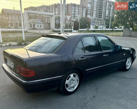 Синий Мерседес Е-Класс, объемом двигателя 3.2 л и пробегом 350 тыс. км за 3350 $, фото 3 на Automoto.ua