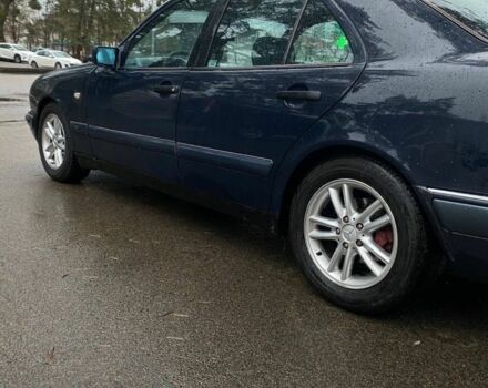 Синий Мерседес Е-Класс, объемом двигателя 2 л и пробегом 472 тыс. км за 2850 $, фото 1 на Automoto.ua