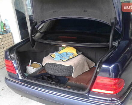 Синий Мерседес Е-Класс, объемом двигателя 2 л и пробегом 321 тыс. км за 4250 $, фото 5 на Automoto.ua