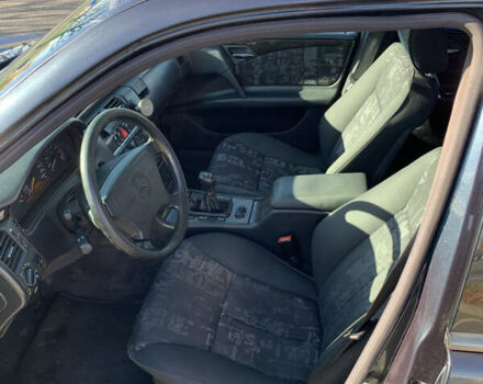 Синий Мерседес Е-Класс, объемом двигателя 2.4 л и пробегом 234 тыс. км за 3500 $, фото 17 на Automoto.ua