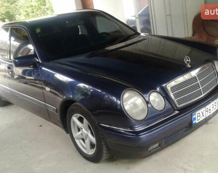 Синий Мерседес Е-Класс, объемом двигателя 2 л и пробегом 321 тыс. км за 4250 $, фото 1 на Automoto.ua