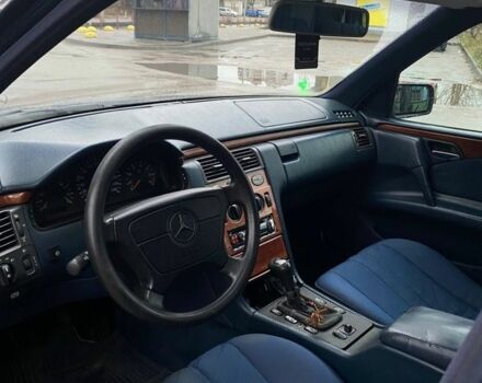 Синий Мерседес Е-Класс, объемом двигателя 2 л и пробегом 472 тыс. км за 2850 $, фото 6 на Automoto.ua