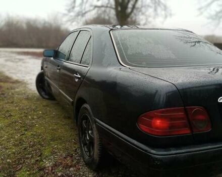 Синій Мерседес Е-Клас, об'ємом двигуна 2 л та пробігом 250 тис. км за 2250 $, фото 4 на Automoto.ua