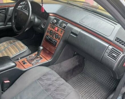 Синий Мерседес Е-Класс, объемом двигателя 2.8 л и пробегом 370 тыс. км за 4500 $, фото 3 на Automoto.ua