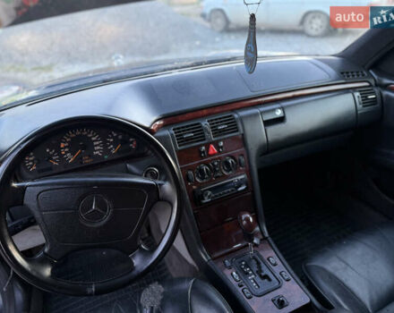Мерседес Е-Класс 1998 в Черновцах на Automoto.ua Синий Мерседес Е-Класс, объемом двигателя 2 л и пробегом 300 тыс. км за 2750 $, фото 10 на Automoto.ua