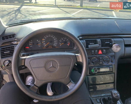 Синий Мерседес Е-Класс, объемом двигателя 2.4 л и пробегом 234 тыс. км за 3500 $, фото 18 на Automoto.ua