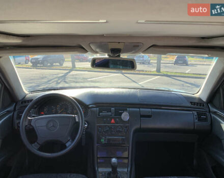 Синий Мерседес Е-Класс, объемом двигателя 2.4 л и пробегом 234 тыс. км за 3500 $, фото 22 на Automoto.ua
