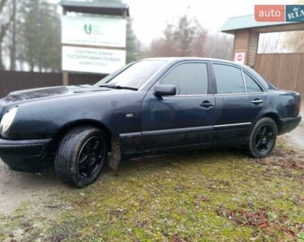 Синій Мерседес Е-Клас, об'ємом двигуна 2 л та пробігом 250 тис. км за 2250 $, фото 6 на Automoto.ua