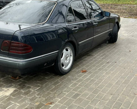 Синий Мерседес Е-Класс, объемом двигателя 2 л и пробегом 200 тыс. км за 3600 $, фото 4 на Automoto.ua