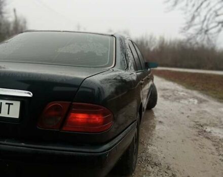 Синій Мерседес Е-Клас, об'ємом двигуна 2 л та пробігом 250 тис. км за 2250 $, фото 5 на Automoto.ua