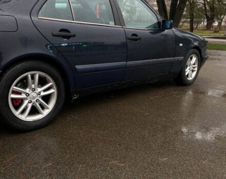 Синий Мерседес Е-Класс, объемом двигателя 2 л и пробегом 472 тыс. км за 2850 $, фото 2 на Automoto.ua