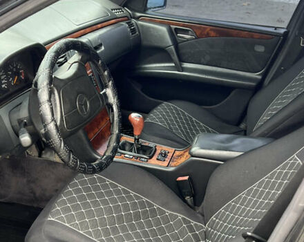 Синий Мерседес Е-Класс, объемом двигателя 2 л и пробегом 200 тыс. км за 3600 $, фото 14 на Automoto.ua