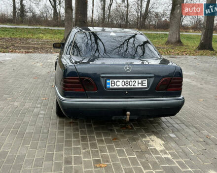 Синий Мерседес Е-Класс, объемом двигателя 2 л и пробегом 200 тыс. км за 3600 $, фото 5 на Automoto.ua