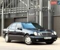 Синий Мерседес Е-Класс, объемом двигателя 4.3 л и пробегом 126 тыс. км за 12000 $, фото 1 на Automoto.ua