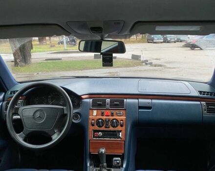 Синий Мерседес Е-Класс, объемом двигателя 2 л и пробегом 472 тыс. км за 2850 $, фото 5 на Automoto.ua