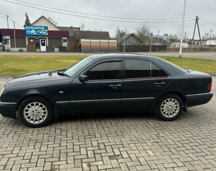 Синий Мерседес Е-Класс, объемом двигателя 2.2 л и пробегом 388 тыс. км за 4950 $, фото 2 на Automoto.ua