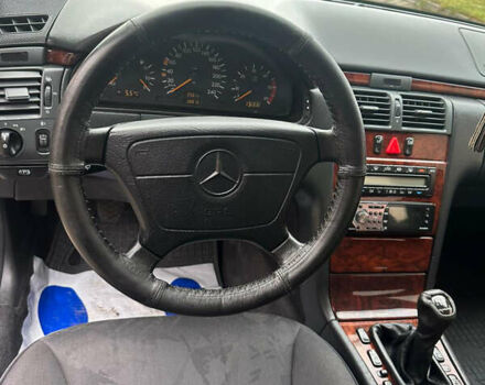 Синий Мерседес Е-Класс, объемом двигателя 2.2 л и пробегом 388 тыс. км за 4950 $, фото 5 на Automoto.ua