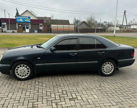 Синий Мерседес Е-Класс, объемом двигателя 2.2 л и пробегом 388 тыс. км за 4950 $, фото 13 на Automoto.ua