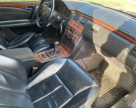 Синій Мерседес Е-Клас, об'ємом двигуна 2.2 л та пробігом 350 тис. км за 2250 $, фото 4 на Automoto.ua