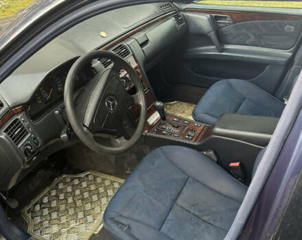 Синій Мерседес Е-Клас, об'ємом двигуна 2.8 л та пробігом 100 тис. км за 2350 $, фото 8 на Automoto.ua