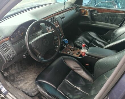 Синій Мерседес Е-Клас, об'ємом двигуна 3.2 л та пробігом 2 тис. км за 3650 $, фото 6 на Automoto.ua