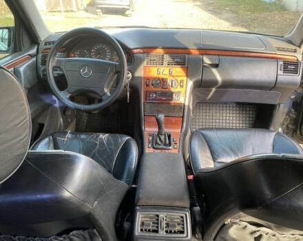 Синій Мерседес Е-Клас, об'ємом двигуна 2.2 л та пробігом 350 тис. км за 2250 $, фото 6 на Automoto.ua