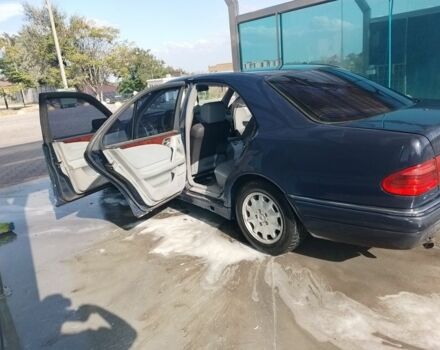 Синий Мерседес Е-Класс, объемом двигателя 2 л и пробегом 450 тыс. км за 2500 $, фото 6 на Automoto.ua