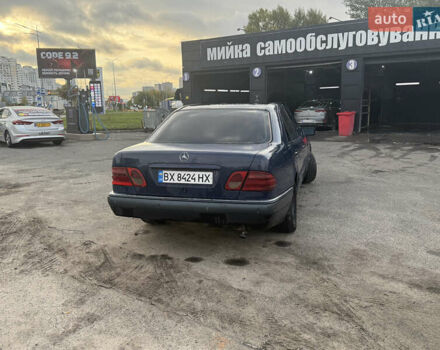 Синий Мерседес Е-Класс, объемом двигателя 2.4 л и пробегом 316 тыс. км за 2499 $, фото 3 на Automoto.ua