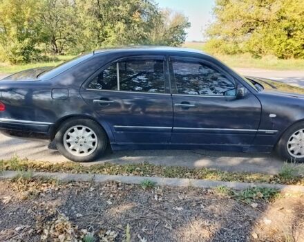 Синий Мерседес Е-Класс, объемом двигателя 2 л и пробегом 450 тыс. км за 2500 $, фото 1 на Automoto.ua