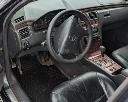 Синій Мерседес Е-Клас, об'ємом двигуна 3.2 л та пробігом 450 тис. км за 3499 $, фото 7 на Automoto.ua