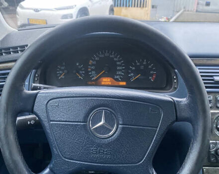 Синий Мерседес Е-Класс, объемом двигателя 2.4 л и пробегом 302 тыс. км за 3700 $, фото 7 на Automoto.ua