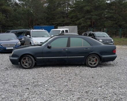 Синій Мерседес Е-Клас, об'ємом двигуна 3.2 л та пробігом 450 тис. км за 3499 $, фото 1 на Automoto.ua