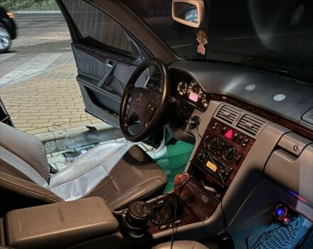 Синий Мерседес Е-Класс, объемом двигателя 2.2 л и пробегом 300 тыс. км за 2600 $, фото 10 на Automoto.ua