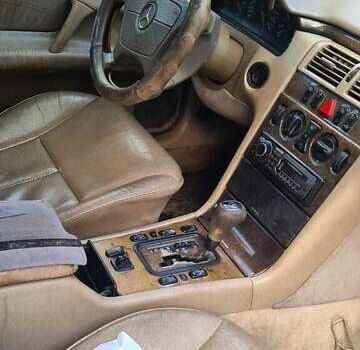 Синий Мерседес Е-Класс, объемом двигателя 2.15 л и пробегом 445 тыс. км за 2500 $, фото 5 на Automoto.ua