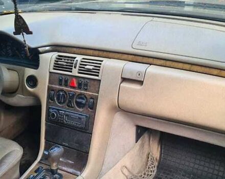 Синий Мерседес Е-Класс, объемом двигателя 2.15 л и пробегом 445 тыс. км за 2500 $, фото 6 на Automoto.ua