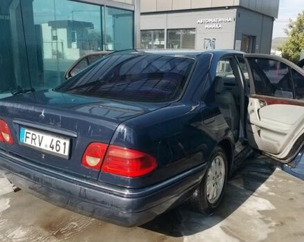 Синий Мерседес Е-Класс, объемом двигателя 2 л и пробегом 450 тыс. км за 2500 $, фото 5 на Automoto.ua