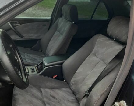 Синий Мерседес Е-Класс, объемом двигателя 2 л и пробегом 300 тыс. км за 4100 $, фото 1 на Automoto.ua