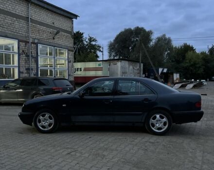 Синій Мерседес Е-Клас, об'ємом двигуна 3 л та пробігом 473 тис. км за 3599 $, фото 4 на Automoto.ua