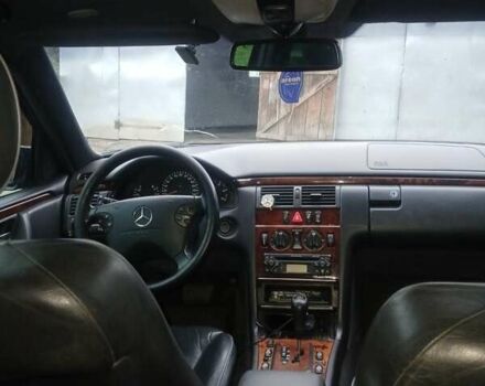 Синий Мерседес Е-Класс, объемом двигателя 2.1 л и пробегом 400 тыс. км за 5150 $, фото 5 на Automoto.ua