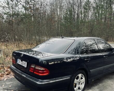 Синий Мерседес Е-Класс, объемом двигателя 2.4 л и пробегом 370 тыс. км за 3700 $, фото 3 на Automoto.ua