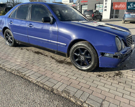 Синий Мерседес Е-Класс, объемом двигателя 2.2 л и пробегом 400 тыс. км за 1300 $, фото 4 на Automoto.ua