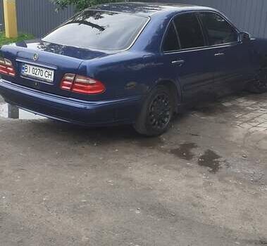 Синий Мерседес Е-Класс, объемом двигателя 2.4 л и пробегом 300 тыс. км за 4500 $, фото 2 на Automoto.ua